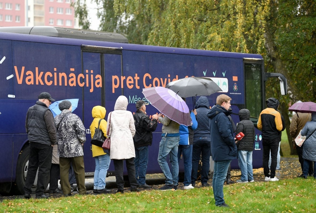 Vakcinācijas pret Covid-19 temps jau otro nedēļu nemainīgi augsts