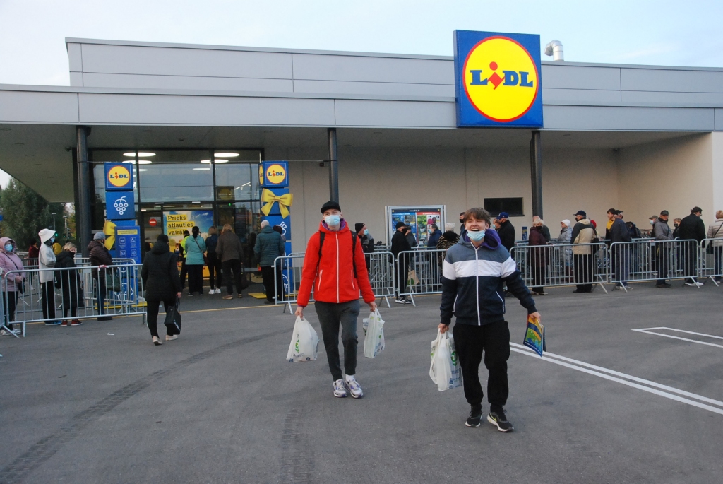 "Lidl" un "Rimi" apgalvo, ka veikalu saīsināto darbalaiku dēļ darbinieku algas nesamazināsies