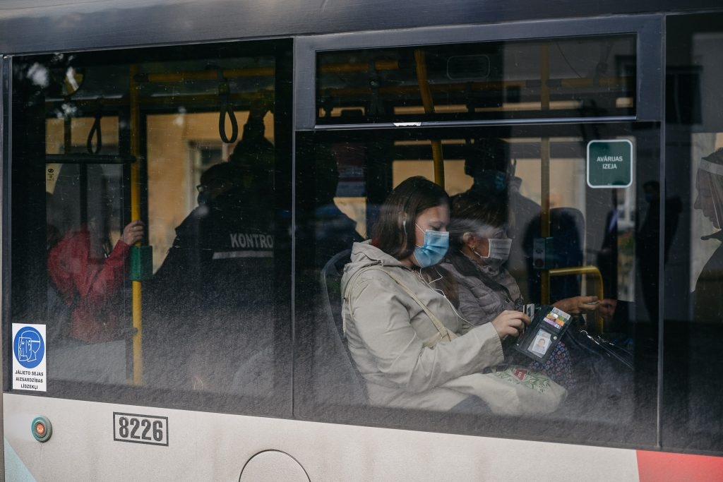 Liepājā braukšanas maksas atvieglojumi būs pieejami personām ar Covid-19 sertifikātu