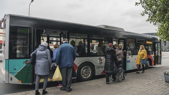 Pret Covid-19 nevakcinētu šoferu dēļ Liepājā būs traucēta autobusu maršrutu un reisu izpilde