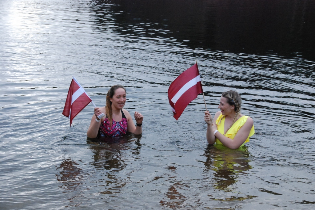 FOTO: Liepājas roņi Latvijas dzimšanas dienā dodas kopīgā peldē