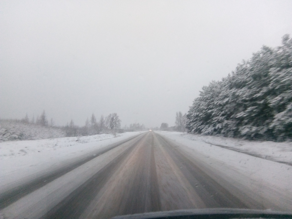 Sestdienas rītā apledojums un snigšana apgrūtina braukšanu no Liepājas līdz Rucavai, Aizputei un Kalvenei
